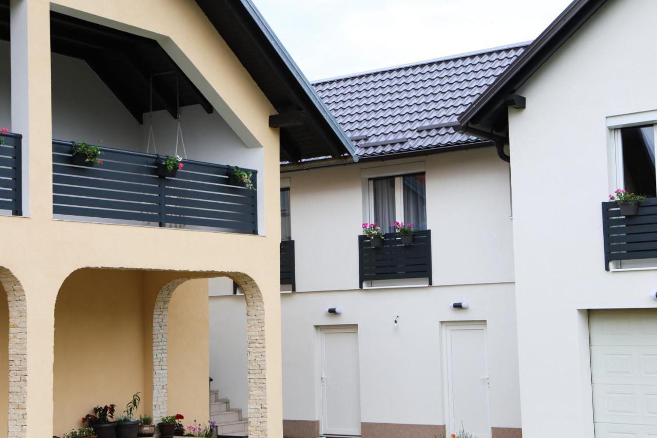 Flora Studio Apartments Korenica Exterior foto